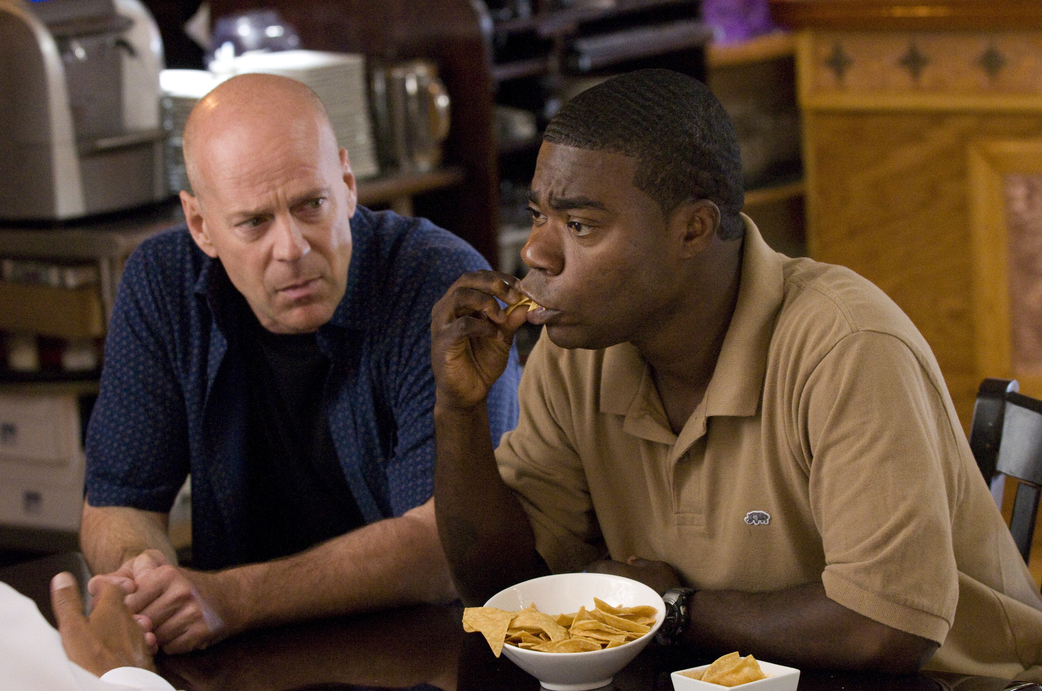 Still of Bruce Willis and Tracy Morgan in Tik nekvieskite faru! (2010)