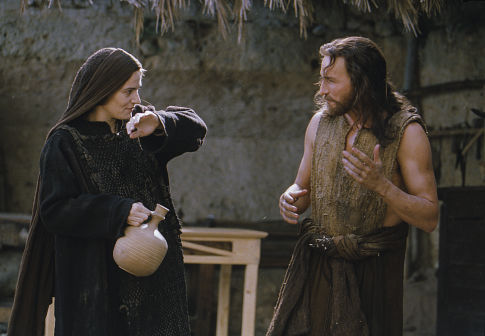 Still of Jim Caviezel and Maia Morgenstern in The Passion of the Christ (2004)
