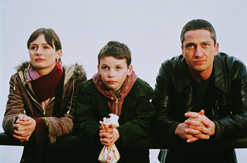 Still of Gerard Butler, Emily Mortimer and Jack McElhone in Dear Frankie (2004)