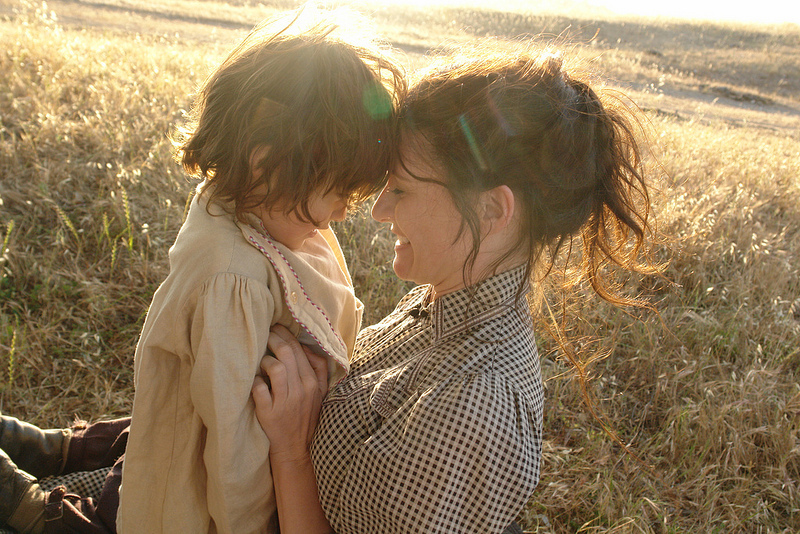 Still of Emily Mortimer in Leonie (2010)