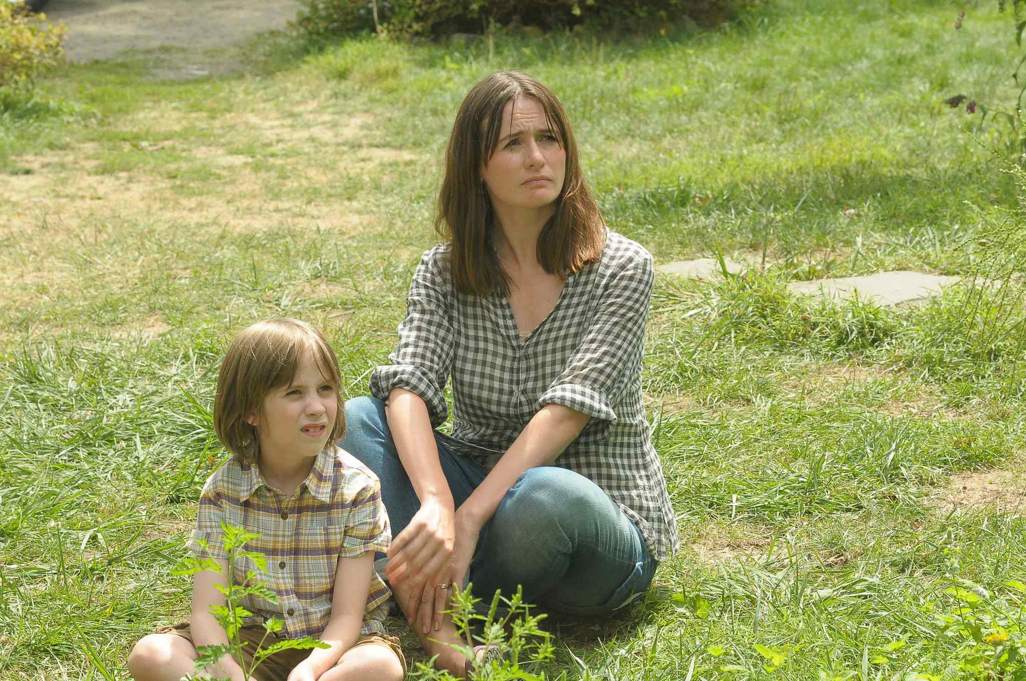 Still of Emily Mortimer and Matthew Mindler in Our Idiot Brother (2011)