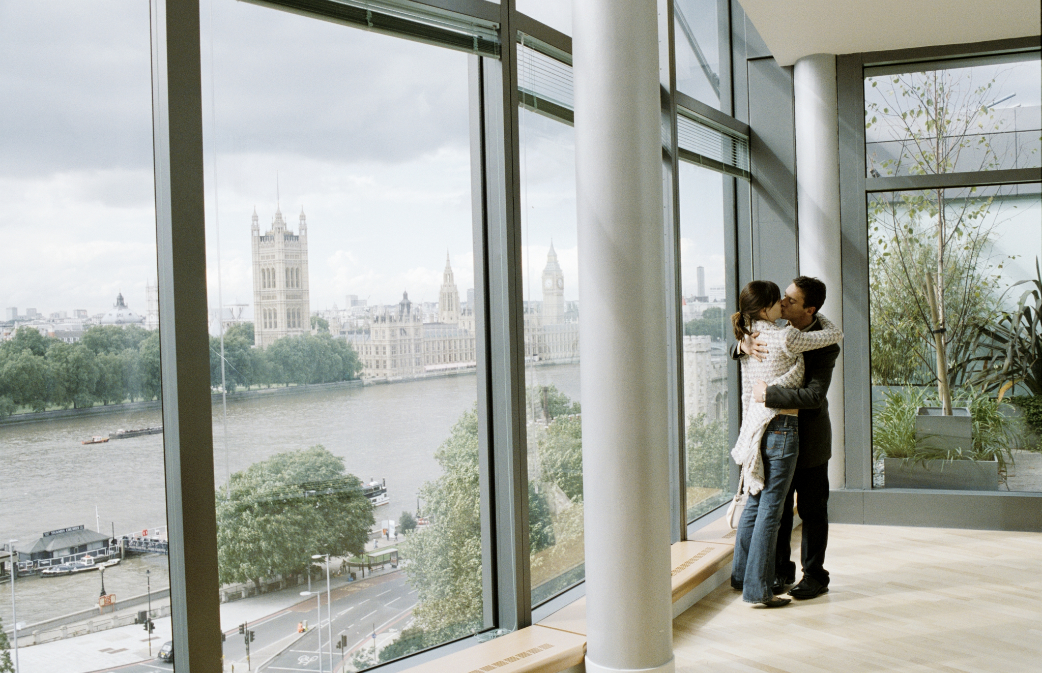 Still of Jonathan Rhys Meyers and Emily Mortimer in Match Point (2005)