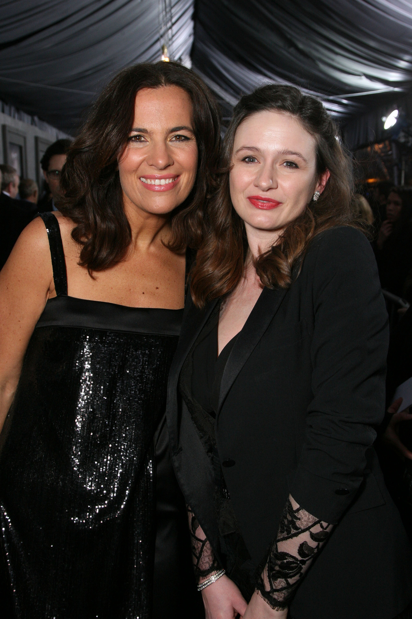 Roberta Armani and Emily Mortimer at event of Kuzdesiu sala (2010)