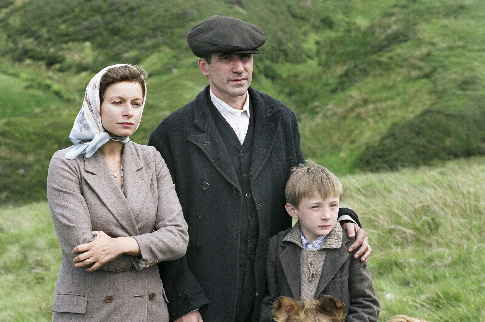 Still of John Lynch, Samantha Morton and Jonathan Mason in Lassie (2005)