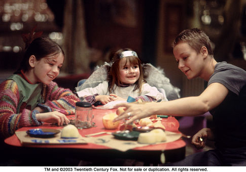 Still of Sarah Bolger, Samantha Morton and Emma Bolger in In America (2002)