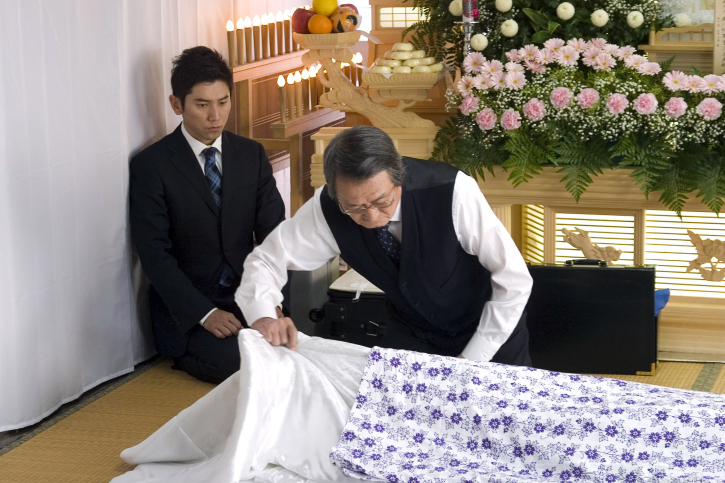 Still of Masahiro Motoki and Tsutomu Yamazaki in Okuribito (2008)