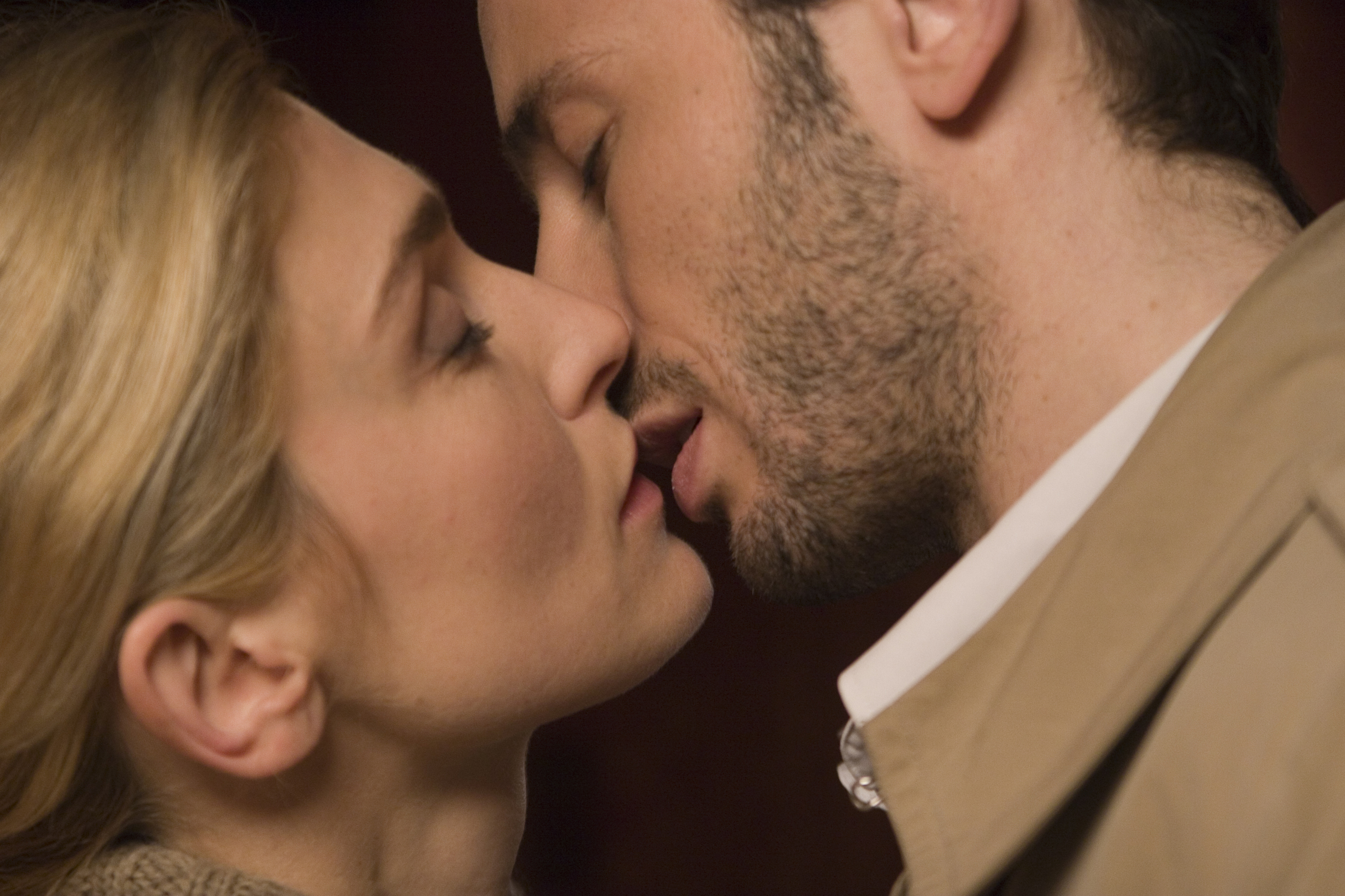 Still of Julie Gayet and Emmanuel Mouret in Un baiser s'il vous plaît (2007)