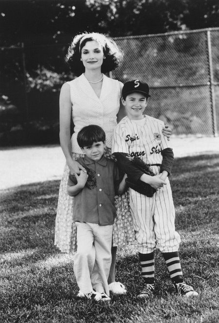 Mary Elizabeth Mastrantonio, Joseph Mazzello and Seth Mumy in Three Wishes (1995)