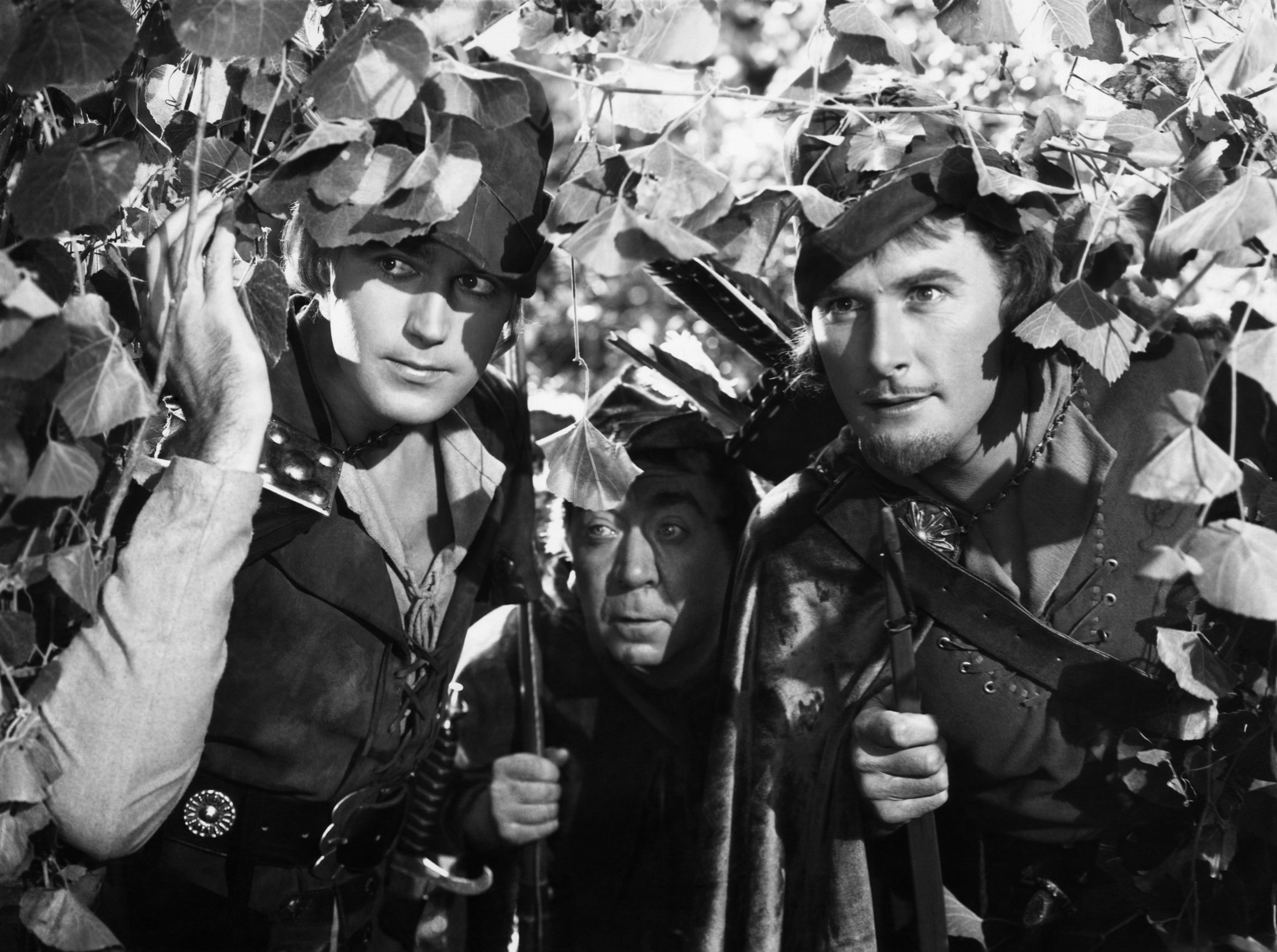 Still of Errol Flynn, Patric Knowles and Herbert Mundin in The Adventures of Robin Hood (1938)