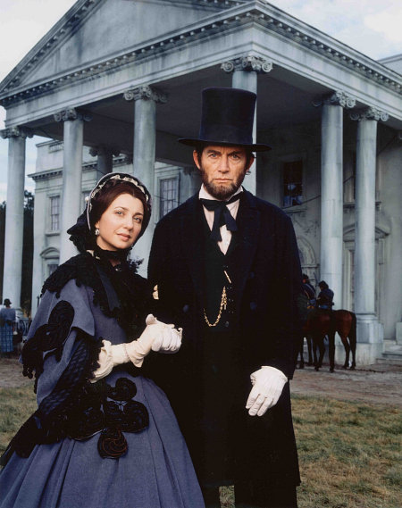 Lance Henriksen and Donna Murphy in The Day Lincoln Was Shot (1998)