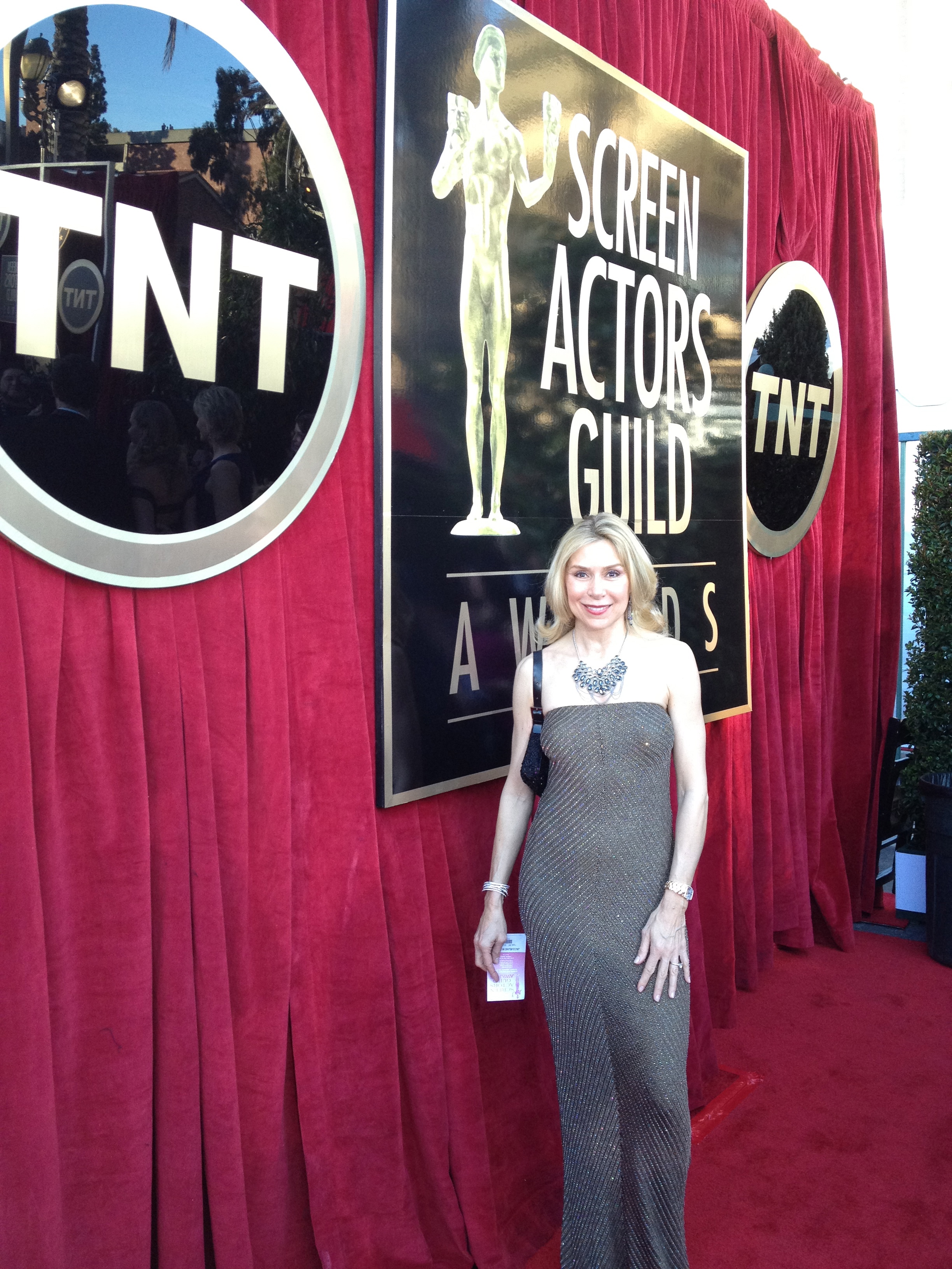 Jacqueline Murphy walking the red carpet SAG Awards 2012