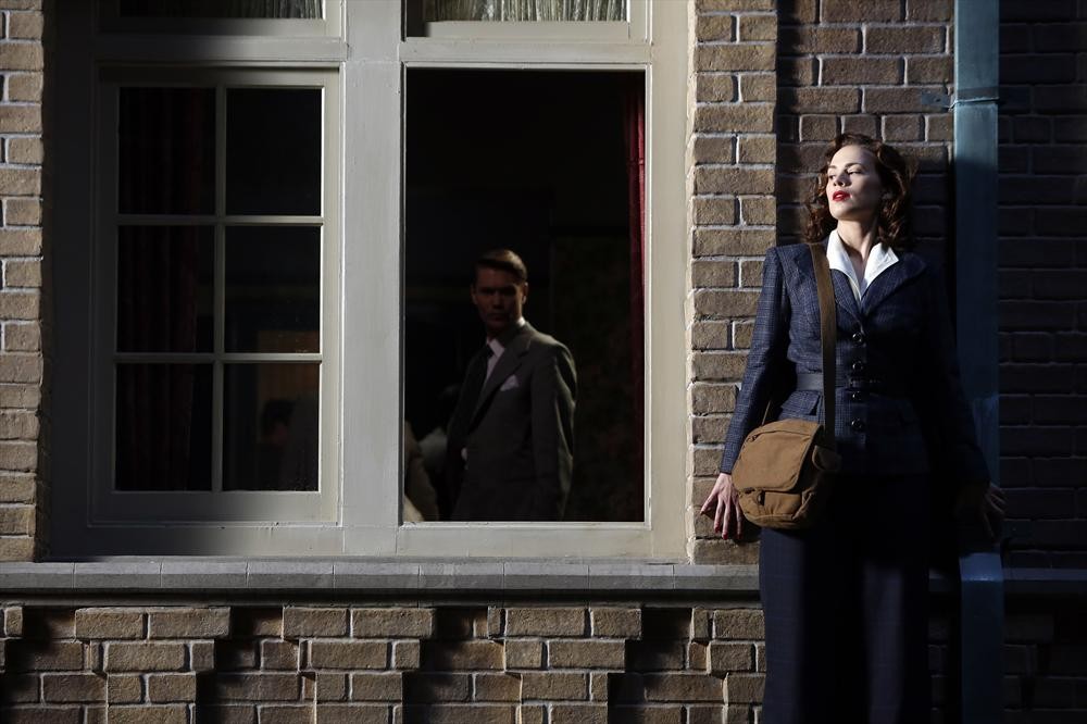 Still of Chad Michael Murray and Hayley Atwell in Agent Carter (2015)