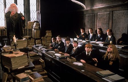Still of Warwick Davis, Rupert Grint, Devon Murray, Daniel Radcliffe and Emma Watson in Haris Poteris ir isminties akmuo (2001)