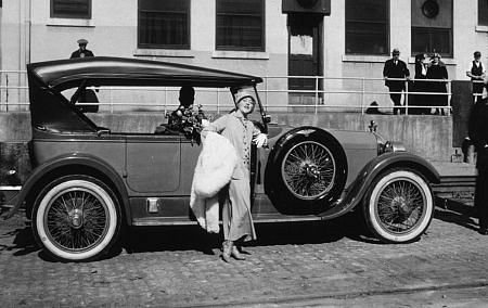 Mae Murray with her 1922 Dusenberg 8 Model A C. 1922 *M.W.*