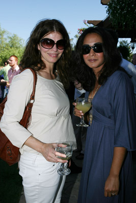 Jeanne Tripplehorn and Parminder Nagra at event of Ligonines priimamasis (1994)