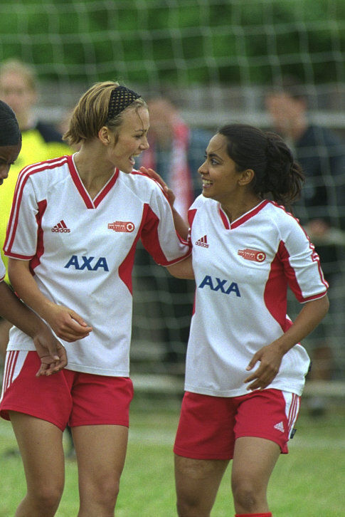 Still of Keira Knightley and Parminder Nagra in Bend It Like Beckham (2002)