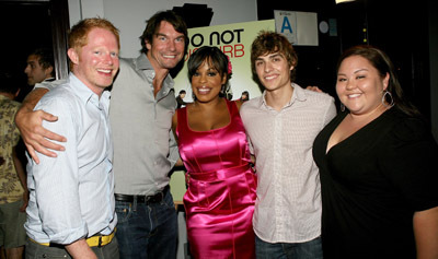 Jerry O'Connell, Jesse Tyler Ferguson, Niecy Nash, Jolene Purdy and Dave Franco at event of Do Not Disturb (2008)