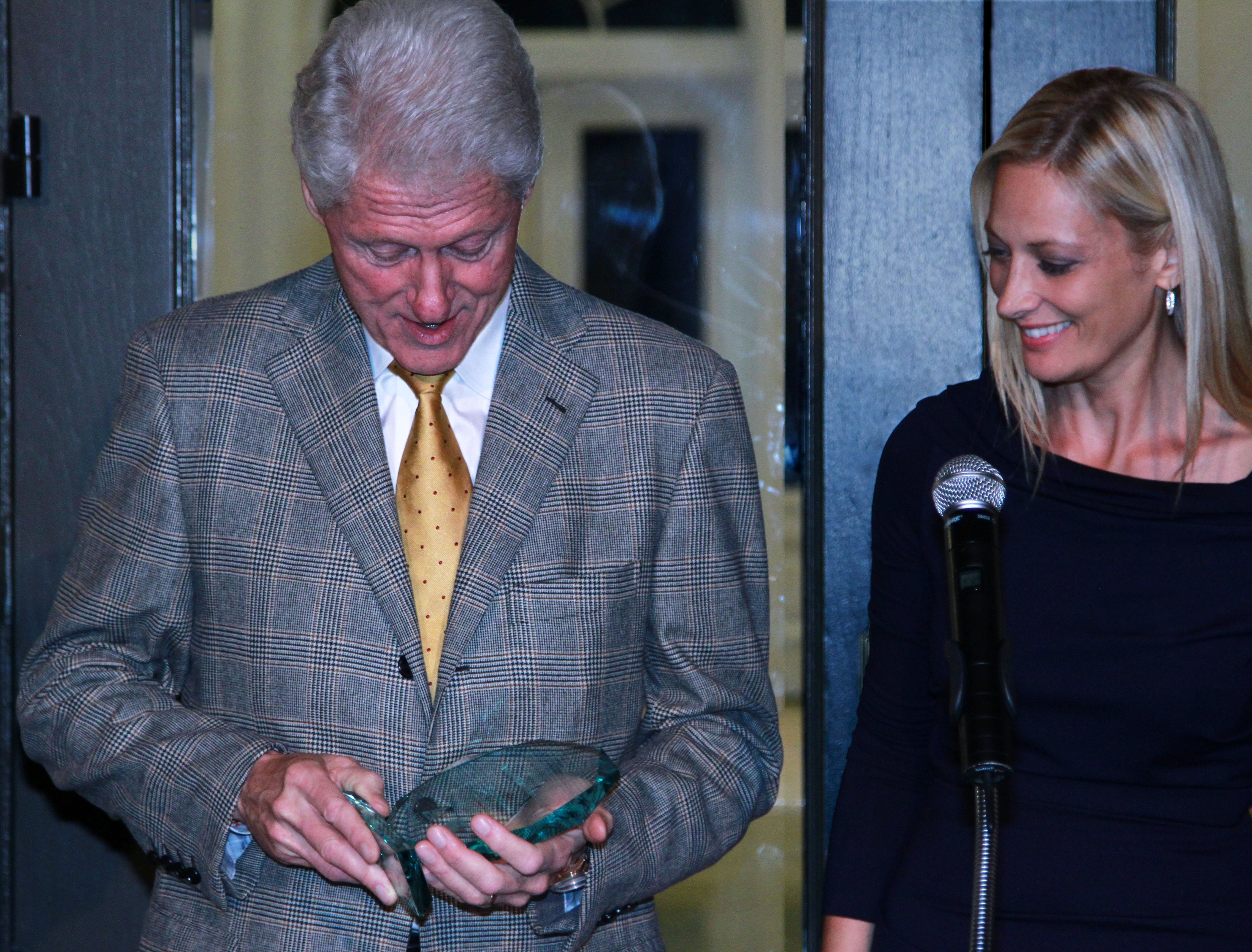 Ambassador for the Clinton Global Initiative, Jamee Natella, presenting an award to President Bill Clinton.