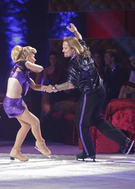 Still of Vince Neil and Jennifer Wester in Skating with the Stars (2010)