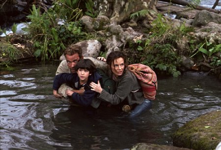 Still of Arnold Schwarzenegger, Francesca Neri and Tyler Posey in Kerstas (2002)