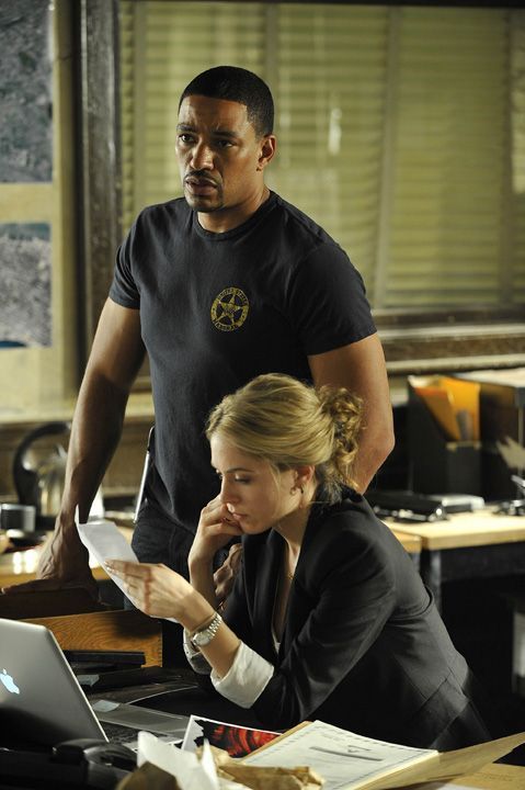 Still of Laz Alonso and Brooke Nevin in Pabegimo karaliai (2011)