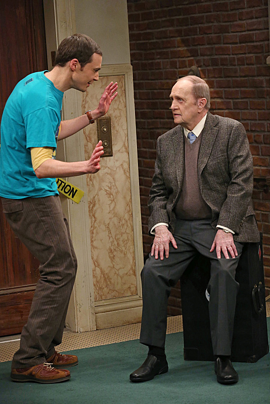 Still of Bob Newhart and Jim Parsons in Didziojo sprogimo teorija (2007)