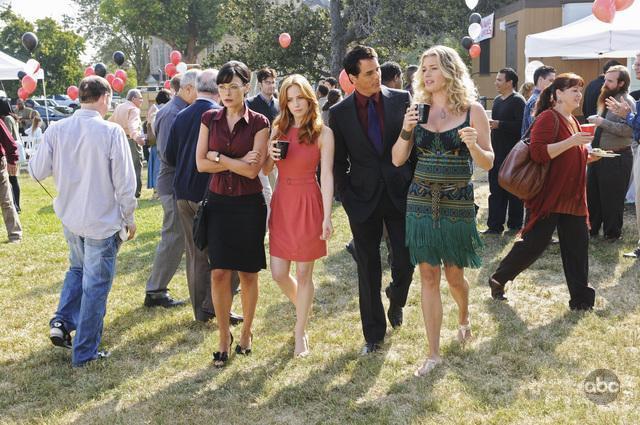 Still of Rebecca Romijn, Paul Gross, Jaime Ray Newman and Lindsay Price in Istvyko raganos (2009)