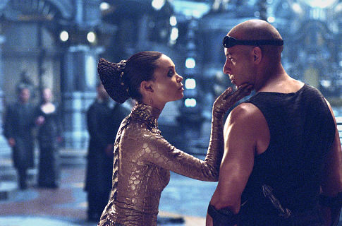 Still of Vin Diesel and Thandie Newton in Rydiko kronikos (2004)