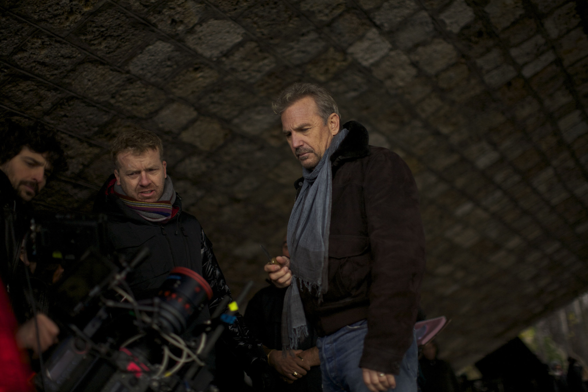Kevin Costner and McG in Trys dienos nuzudyti (2014)