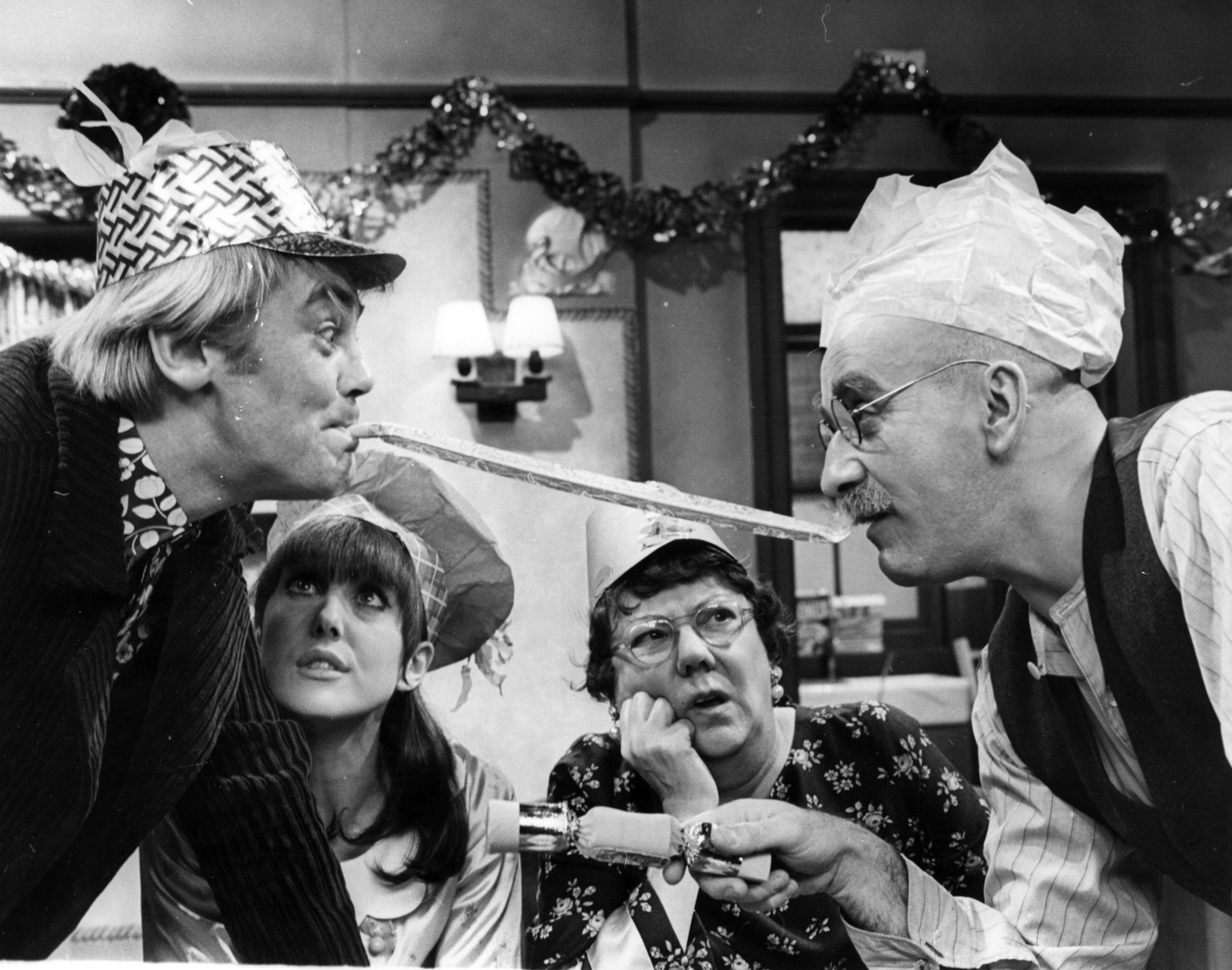 Still of Warren Mitchell, Dandy Nichols and Una Stubbs in Till Death Us Do Part (1965)