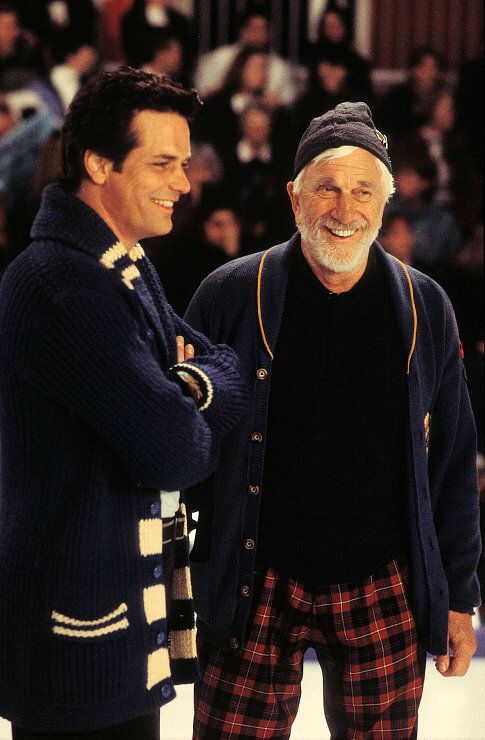 Still of Leslie Nielsen and Paul Gross in Men with Brooms (2002)