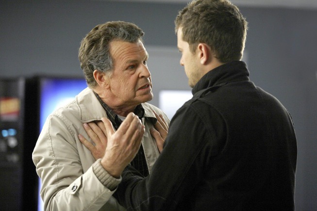 Still of Joshua Jackson and John Noble in Ties riba (2008)