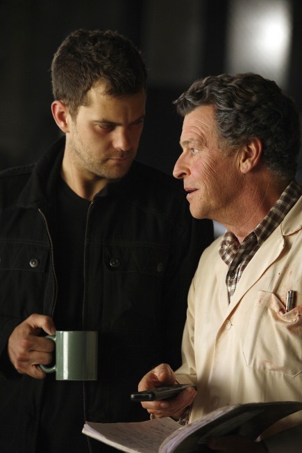 Still of Joshua Jackson and John Noble in Ties riba (2008)