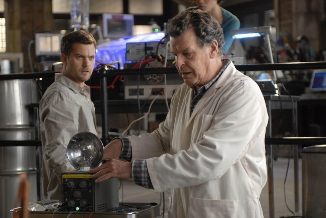 Still of Joshua Jackson and John Noble in Ties riba (2008)