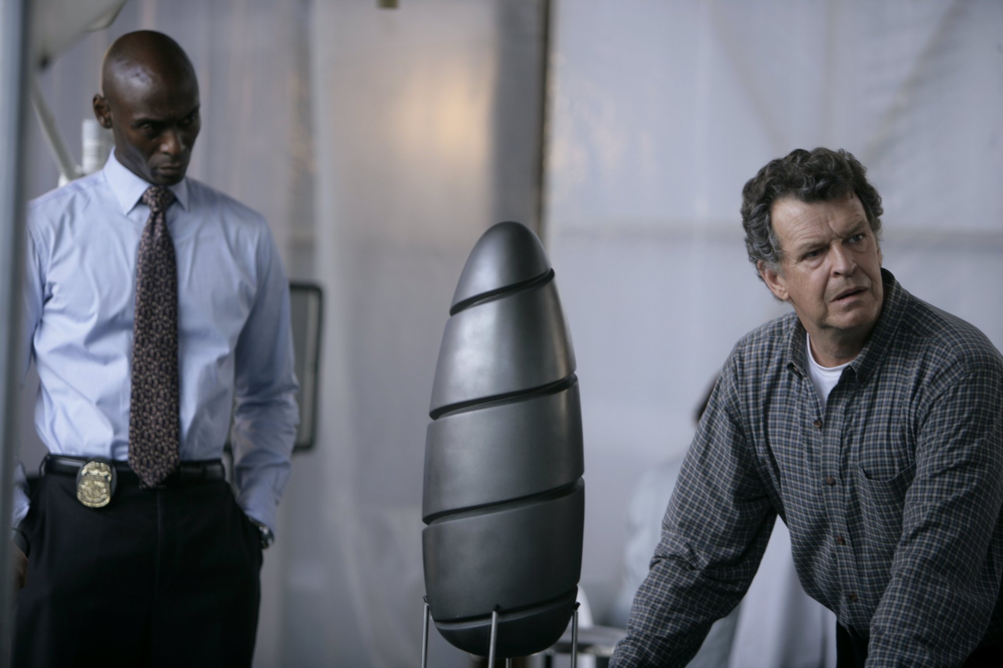 Still of John Noble and Lance Reddick in Ties riba (2008)