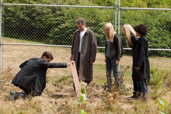 Still of Joshua Jackson, Liane Hentscher, John Noble, Anna Torv and Georgina Haig in Ties riba (2008)