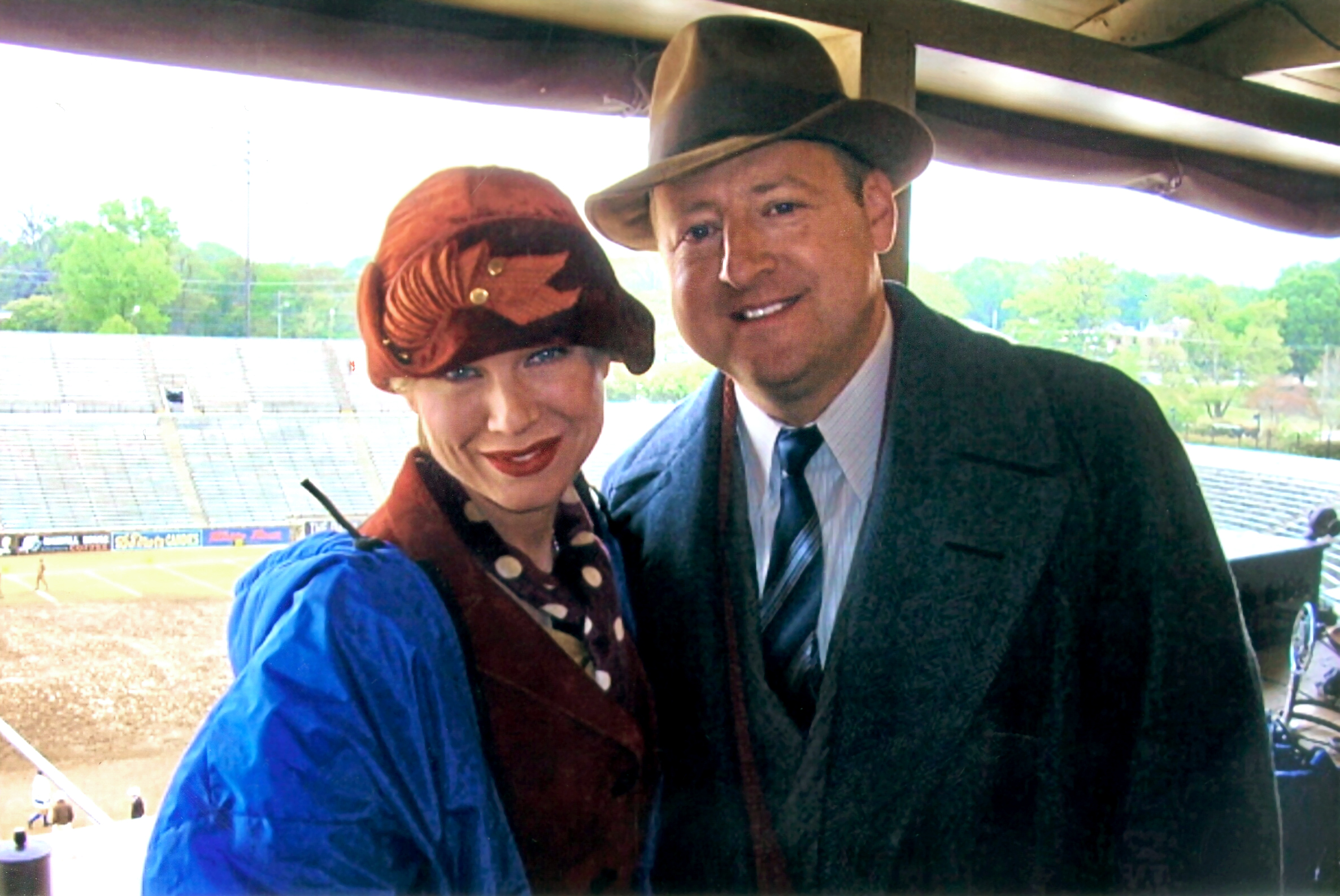 LEATHERHEADS: Patt Noday: (right) relaxing on-set between takes with Renee Zellweger while filming George Clooney's directorial debut 