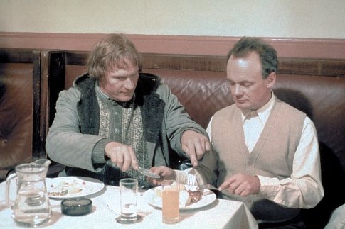 Still of Per Christian Ellefsen and Sven Nordin in Elling (2001)