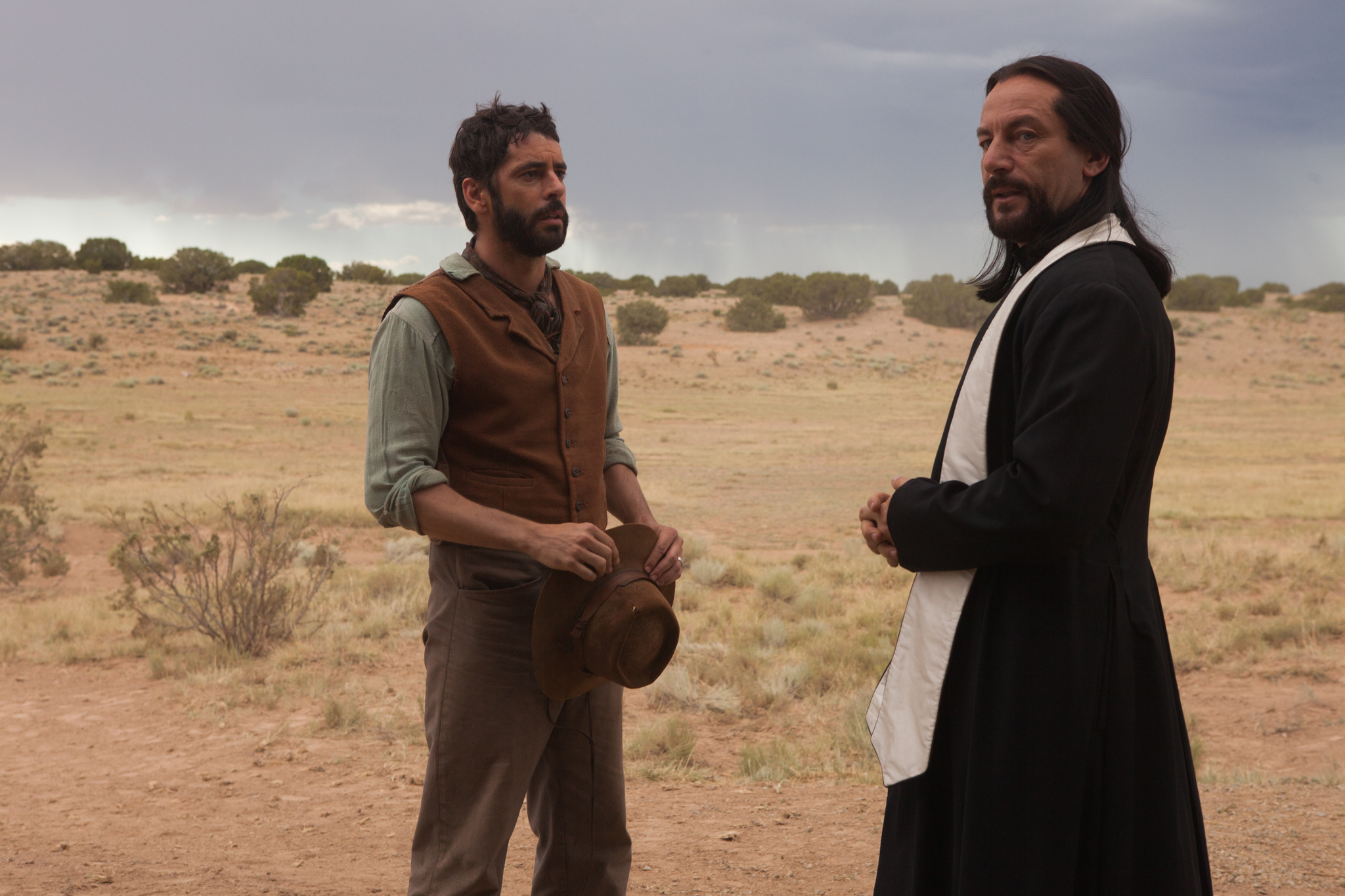 Still of Jason Isaacs and Eduardo Noriega in Sweetwater (2013)