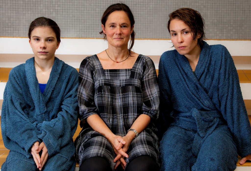 Still of Pernilla August, Noomi Rapace and Tehilla Blad in Svinalängorna (2010)