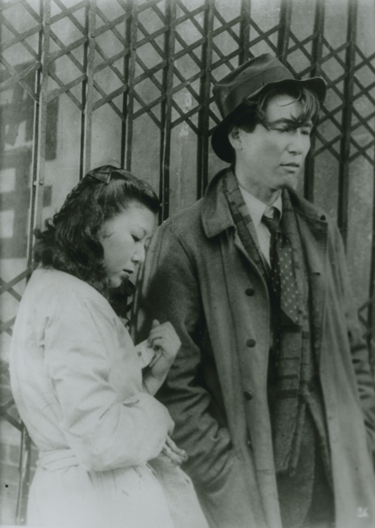 Still of Chieko Nakakita and Isao Numasaki in Subarashiki nichiyôbi (1947)