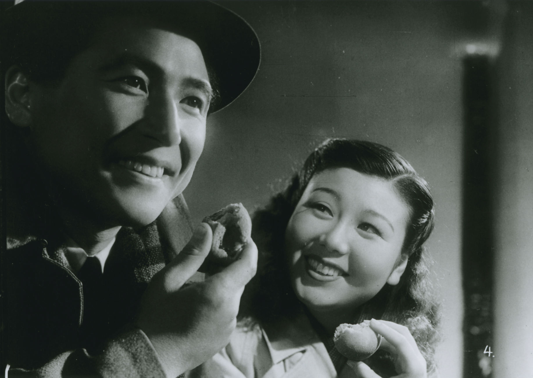 Still of Chieko Nakakita and Isao Numasaki in Subarashiki nichiyôbi (1947)