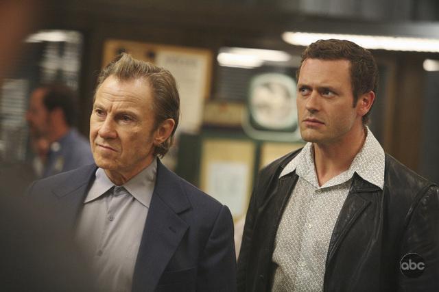 Still of Harvey Keitel and Jason O'Mara in Life on Mars (2008)