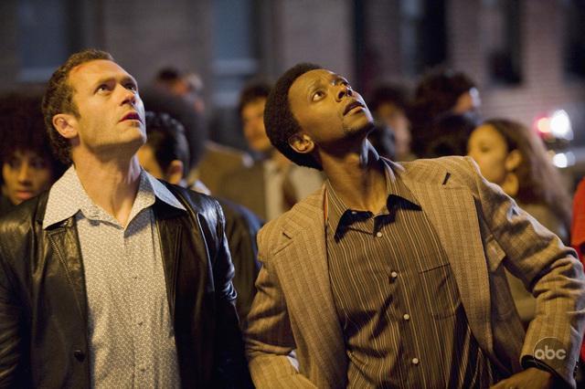 Still of Jason O'Mara and Edi Gathegi in Life on Mars (2008)