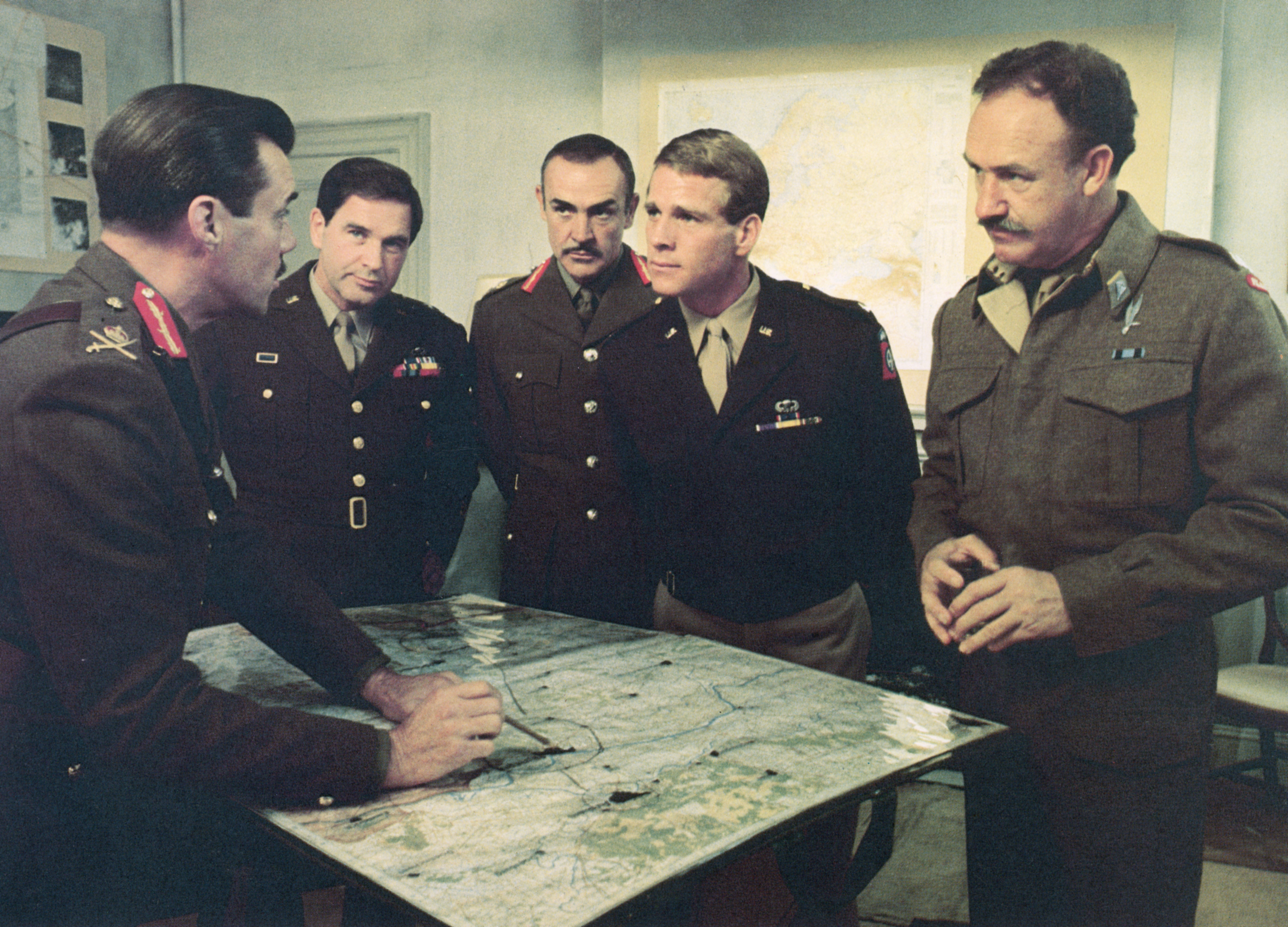 Still of Sean Connery, Richard Attenborough, Gene Hackman, Dirk Bogarde and Ryan O'Neal in A Bridge Too Far (1977)