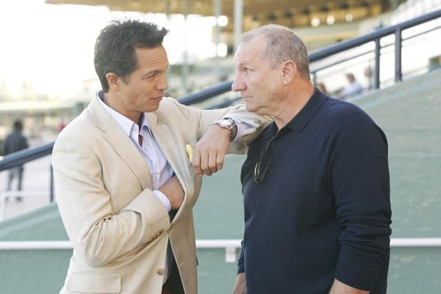 Still of Benjamin Bratt and Ed O'Neill in Moderni seima (2009)