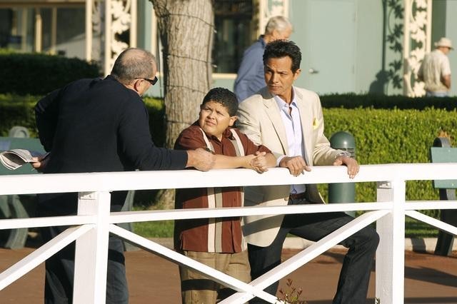 Still of Benjamin Bratt, Ed O'Neill and Rico Rodriguez in Moderni seima (2009)