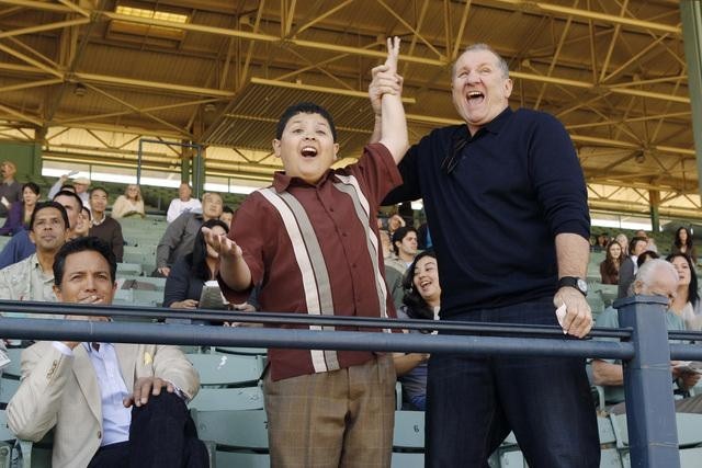 Still of Benjamin Bratt, Ed O'Neill and Rico Rodriguez in Moderni seima (2009)