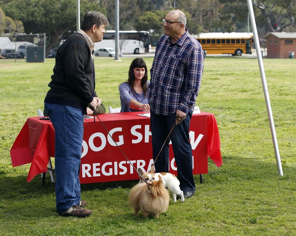 Still of Rod McLachlan, Ed O'Neill and Brigitte the Dog in Moderni seima (2009)