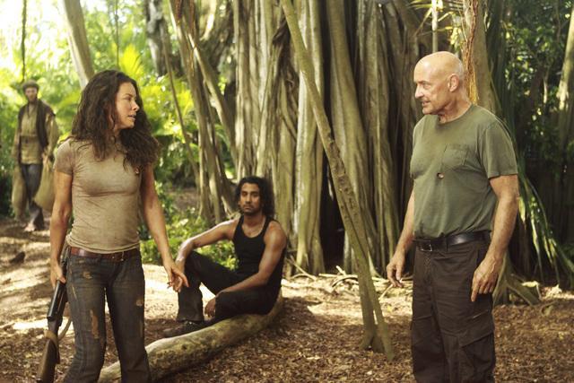 Still of Naveen Andrews, Terry O'Quinn and Evangeline Lilly in Dinge (2004)